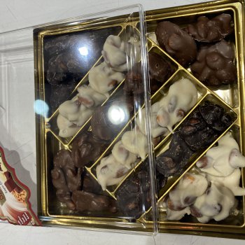 KAYISI ÇEKİRDEKLİ ÇİKOLATA  500 GR